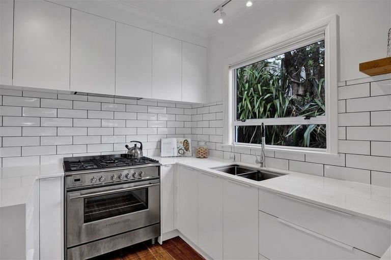 Photo of property in 65 Pioneer Road, Moturoa, New Plymouth, 4310