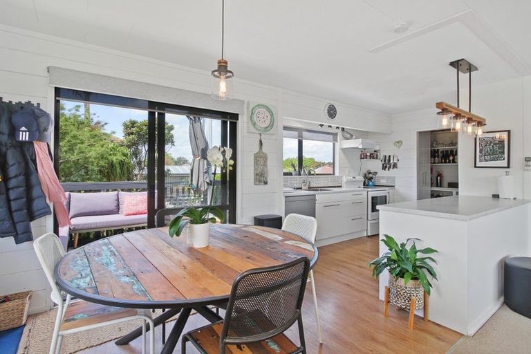 Photo of property in 3 Stella Drive, Clarks Beach, 2122