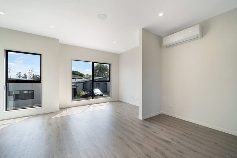 Photo of property in 4/107 Hobsonville Road, West Harbour, Auckland, 0618