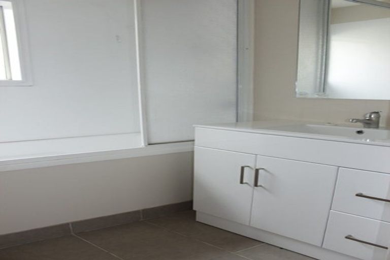 Photo of property in 1/32a Bronzewing Terrace, Unsworth Heights, Auckland, 0632