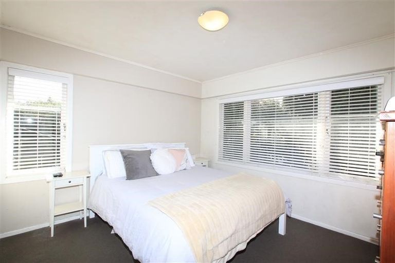 Photo of property in 21 Essex Street, Te Atatu South, Auckland, 0610