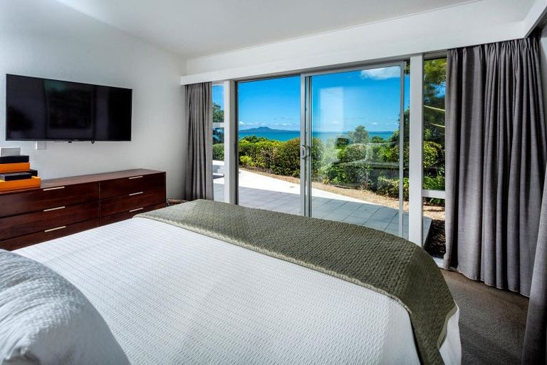 Photo of property in 62 Sharon Road, Waiake, Auckland, 0630