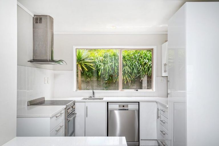 Photo of property in 2/98 Mountbatten Avenue, Hillcrest, Auckland, 0627