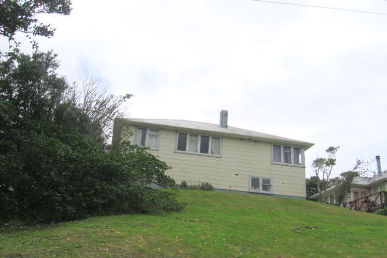 Photo of property in 10 Tremewan Street, Tawa, Wellington, 5028