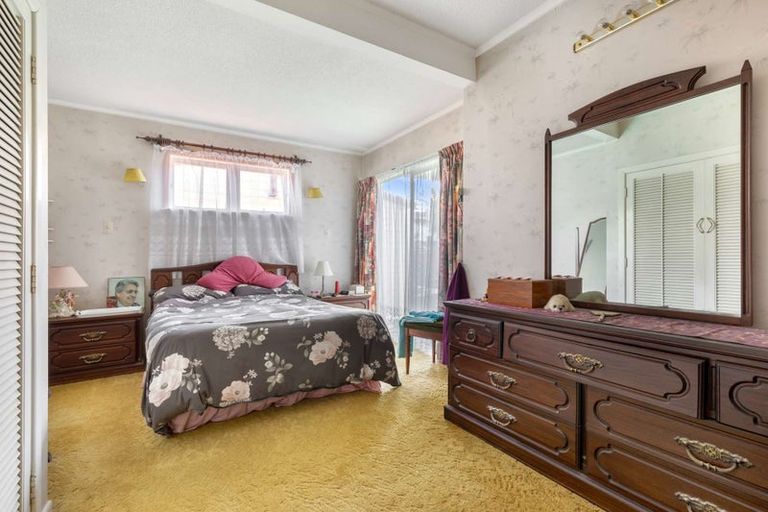 Photo of property in 9 Tiki Street, New Lynn, Auckland, 0600