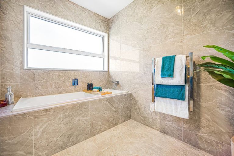 Photo of property in 28 Shah Place, Glen Eden, Auckland, 0602