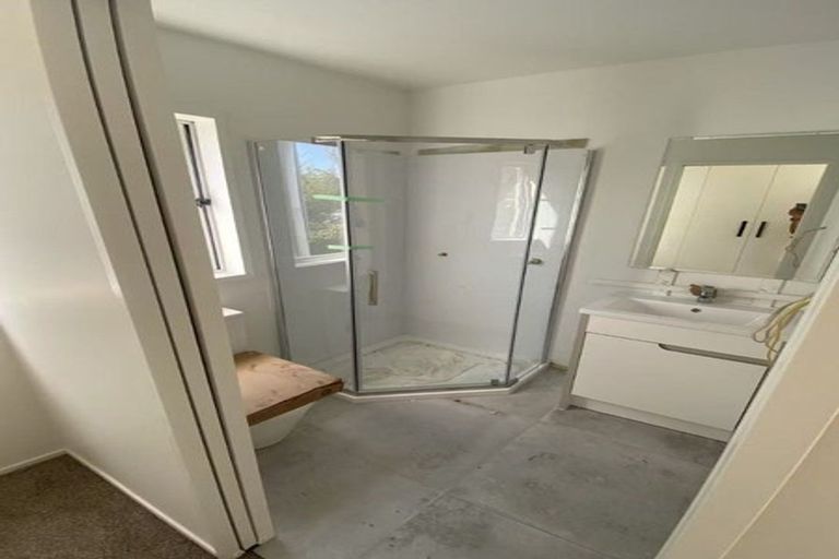 Photo of property in 1/25 Peach Road, Glenfield, Auckland, 0629