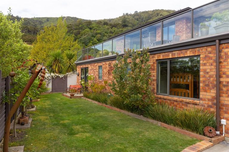 Photo of property in 18 Russell Street, Picton, 7220