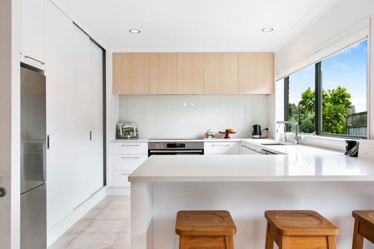 Photo of property in 20 Rising Parade, Fairview Heights, Auckland, 0632