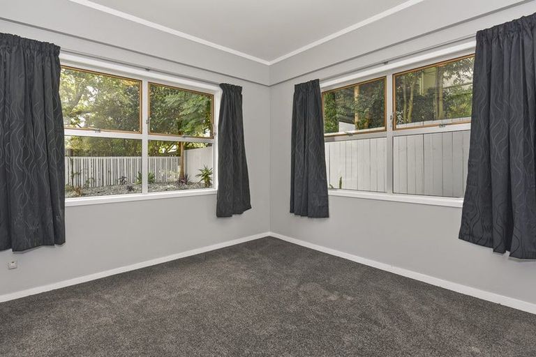 Photo of property in 2/240 Forrest Hill Road, Forrest Hill, Auckland, 0620