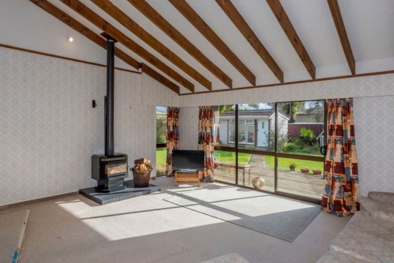 Photo of property in 5 Old Coach Road South, Otaki Beach, Otaki, 5512