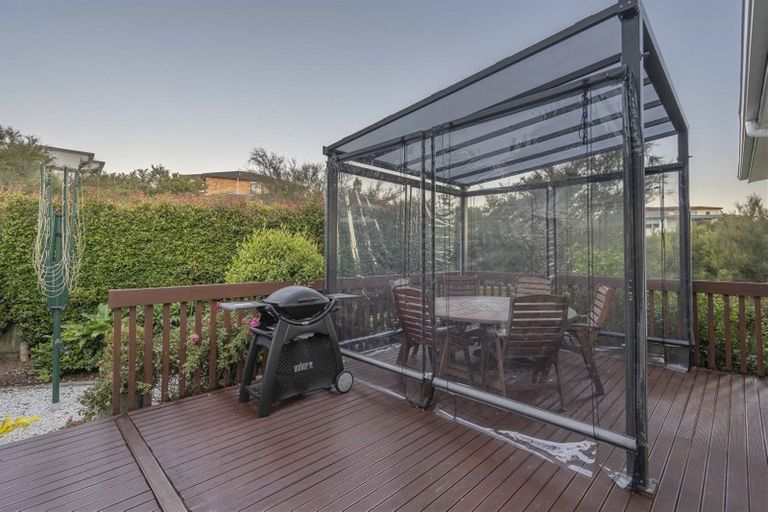 Photo of property in 13 Bintulu Place, Fairview Heights, Auckland, 0632