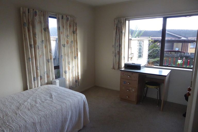 Photo of property in 15 Bosnyak Drive, Te Atatu South, Auckland, 0610