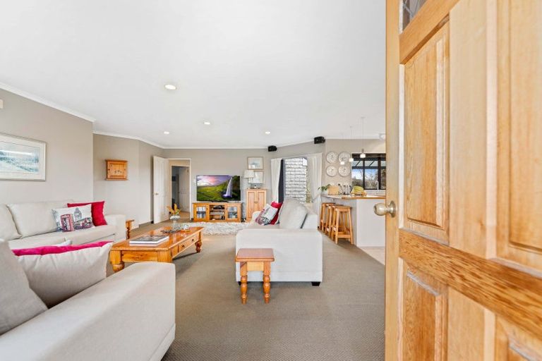 Photo of property in 43 Kinder Street, Acacia Bay, Taupo, 3330