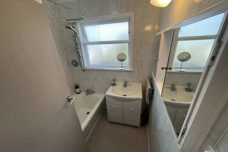 Photo of property in 35 Pokohiwi Road, Normandale, Lower Hutt, 5010