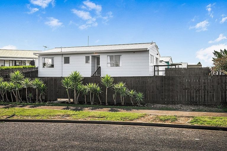 Photo of property in 1/10 Kennington Drive, Clendon Park, Auckland, 2103