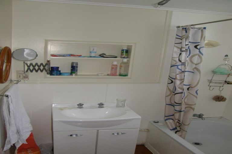 Photo of property in 8 Papawai Terrace, Mount Cook, Wellington, 6021