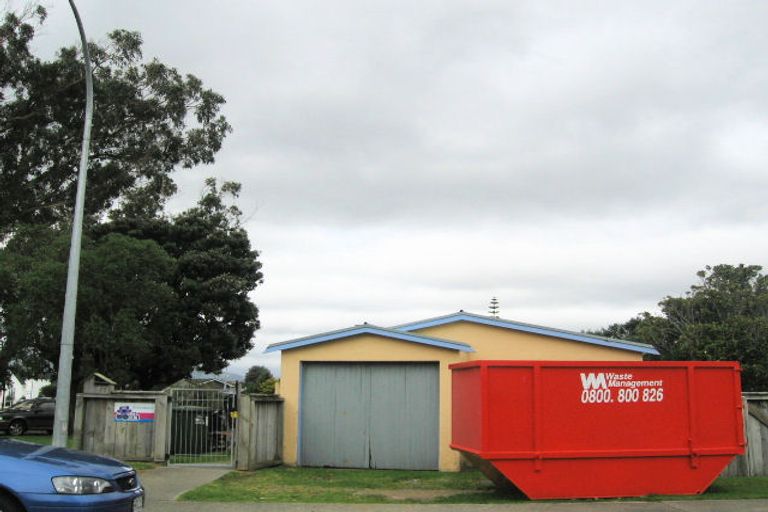 Photo of property in 17 Bluegum Road, Paraparaumu Beach, Paraparaumu, 5032