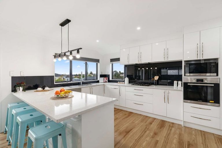 Photo of property in 12 San Casello Rise, Henderson, Auckland, 0612