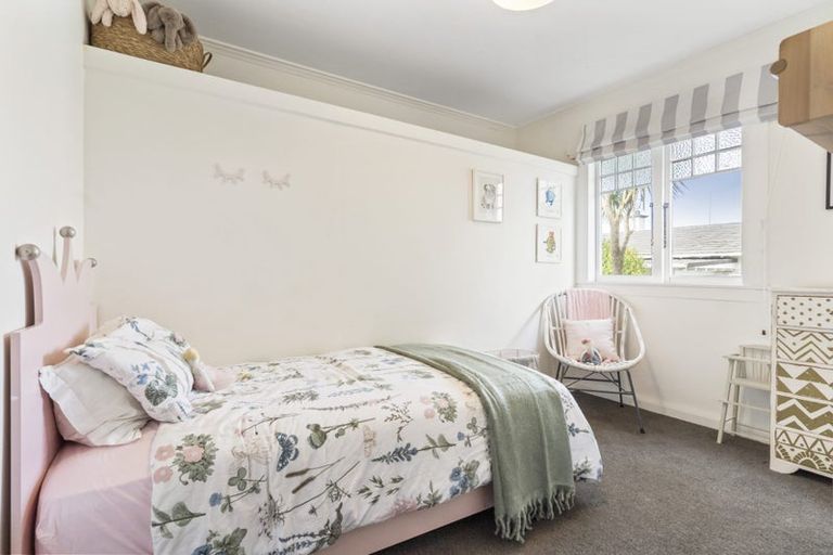 Photo of property in 2 Wernham Place, Northcote, Auckland, 0626