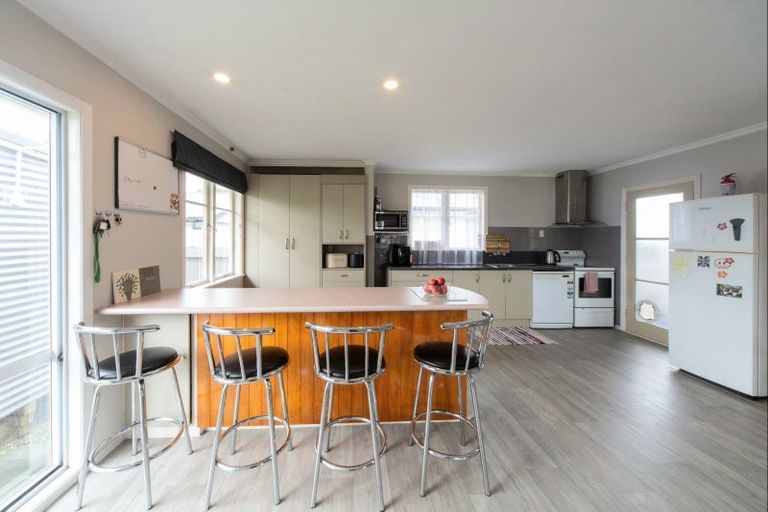 Photo of property in 2 Tararua Terrace, Cloverlea, Palmerston North, 4412