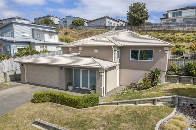 Photo of property in 4 Tongariro Drive, Aotea, Porirua, 5024