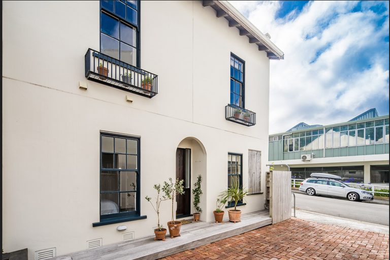 Photo of property in 1/12 Little George Street, Thorndon, Wellington, 6011