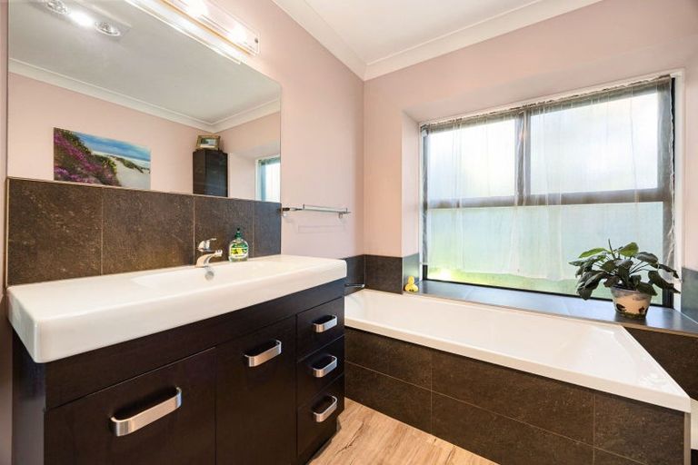 Photo of property in 6 Tironui Terrace, Western Heights, Hamilton, 3200
