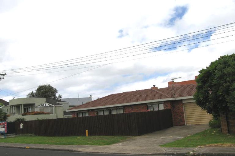 Photo of property in 1/2 Omana Road, Milford, Auckland, 0620