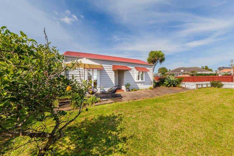 Photo of property in 20 Oakdale Road, Mount Roskill, Auckland, 1041