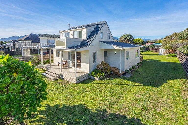 Photo of property in 114 Field Way, Waikanae Beach, Waikanae, 5036
