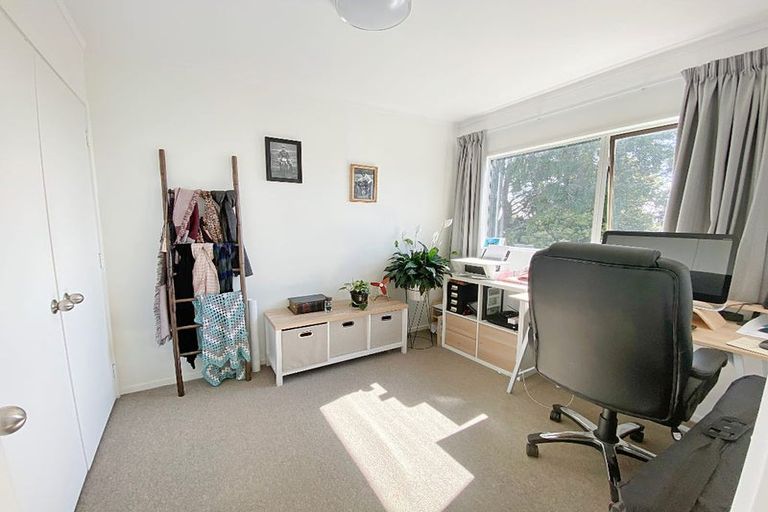 Photo of property in 1/307a Wairau Road, Totara Vale, Auckland, 0627