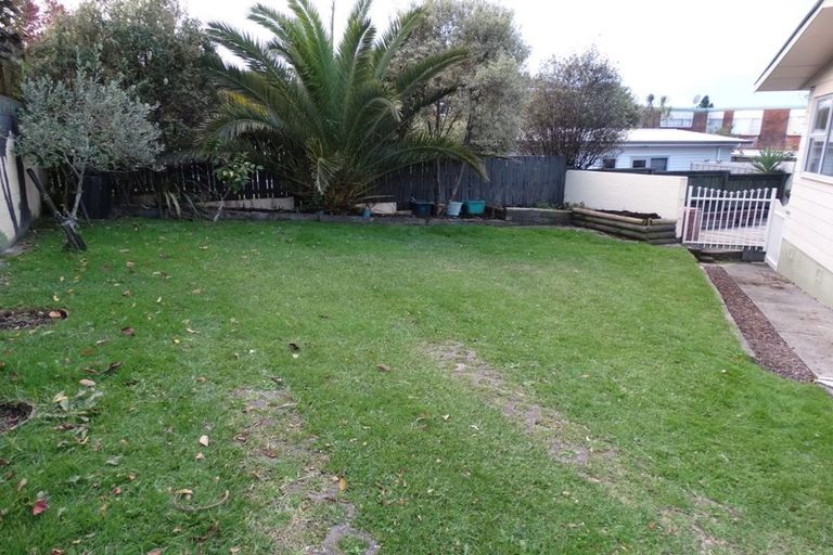 Photo of property in 28 Felgrove Street, Glendene, Auckland, 0602