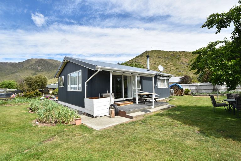 Photo of property in 2 Keene Place, Omarama, 9412