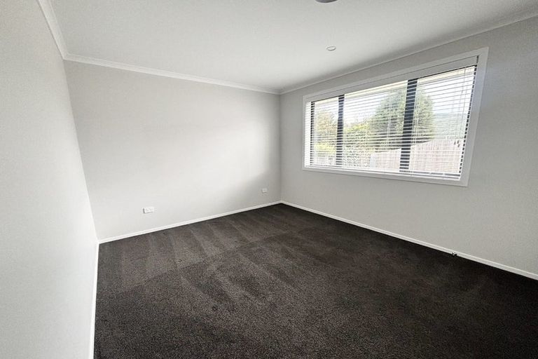 Photo of property in 5 Rewarewa Way, Timberlea, Upper Hutt, 5018