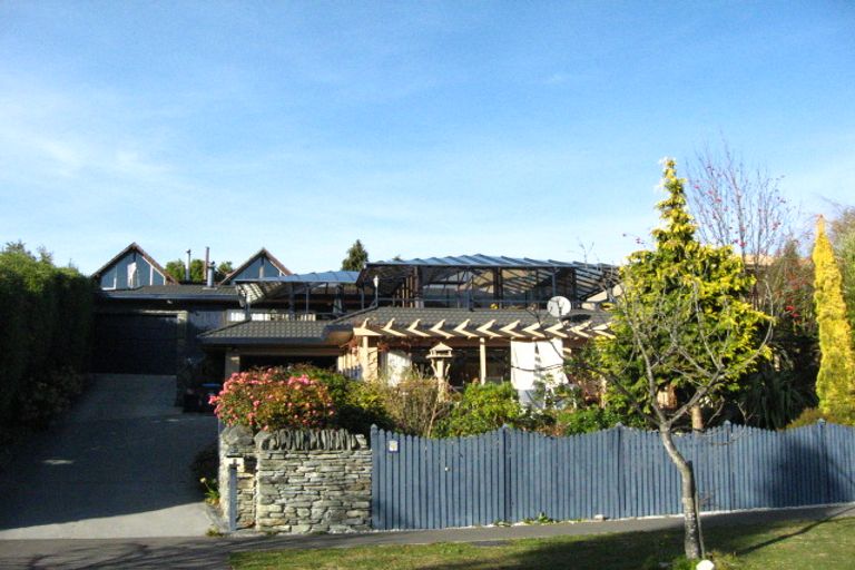 Photo of property in 4 Grove Lane, Kelvin Heights, Queenstown, 9300