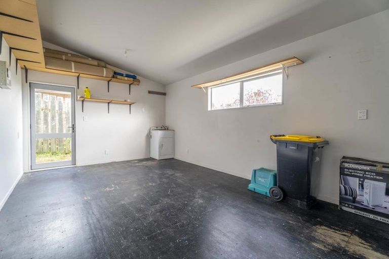 Photo of property in 6b Warrington Grove, Newlands, Wellington, 6037