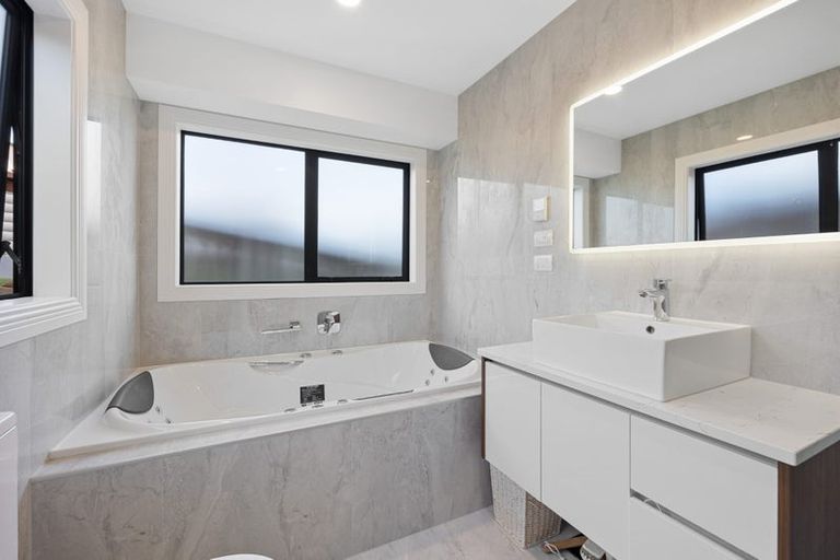 Photo of property in 2 Drumnaconagher Road, Flat Bush, Auckland, 2019