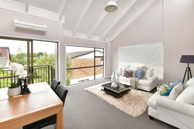 Photo of property in 2/18 Wernham Place, Northcote, Auckland, 0626