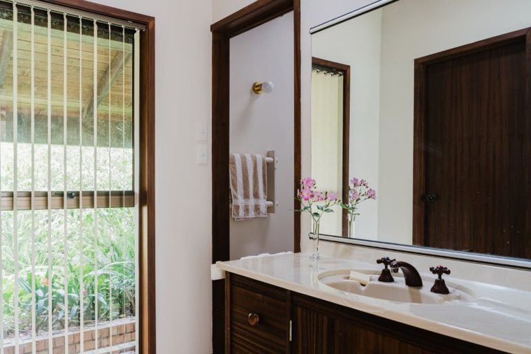 Photo of property in 11 Chelverton Terrace, Red Beach, 0932