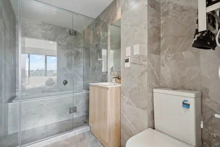 Photo of property in 13/200 Sunnynook Road, Totara Vale, Auckland, 0627