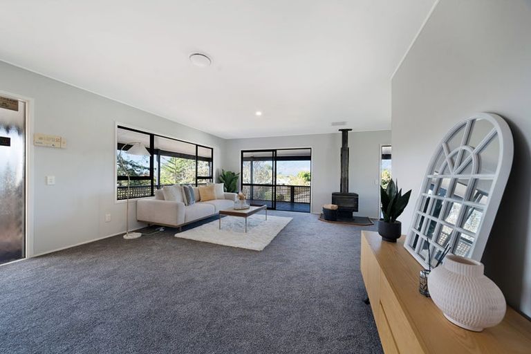 Photo of property in 10 Claverdon Drive, Massey, Auckland, 0614