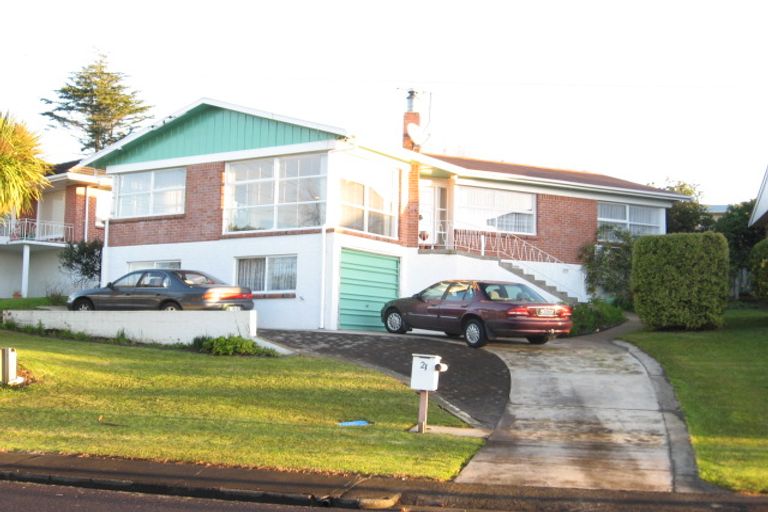 Photo of property in 21 Lynmore Drive, Hillpark, Auckland, 2102