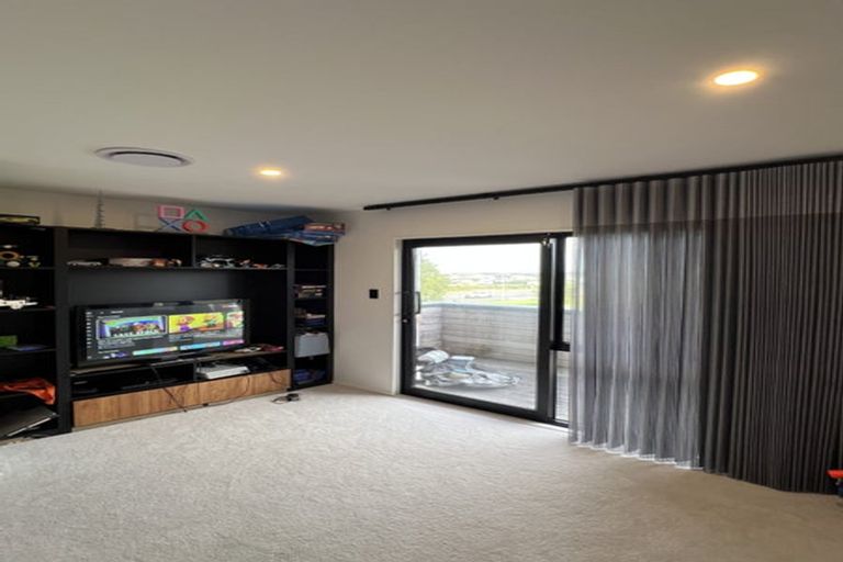 Photo of property in 3 Wyon Way, Flat Bush, Auckland, 2016