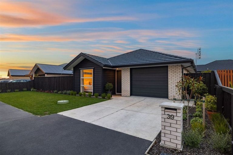 Photo of property in 39 Blue Jacket Drive, Halswell, Christchurch, 8025
