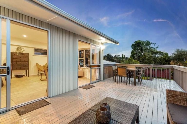 Photo of property in 9 Pendlebury Street, Green Bay, Auckland, 0604