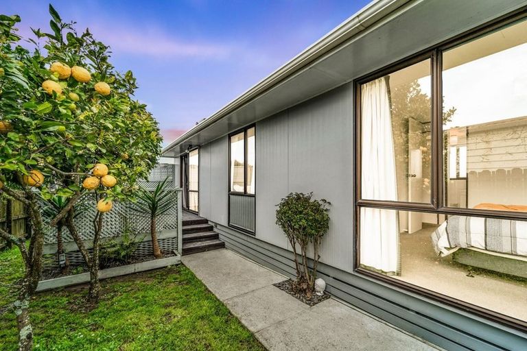 Photo of property in 2/4 Hanson Place, West Harbour, Auckland, 0618