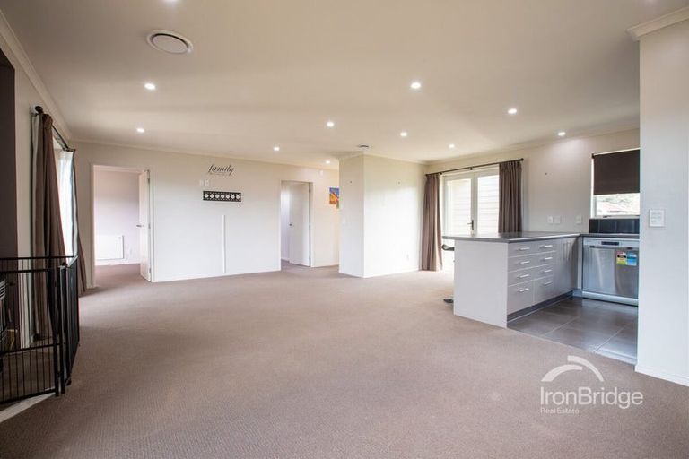 Photo of property in 31 Mcewen Crescent, Riverstone Terraces, Upper Hutt, 5018