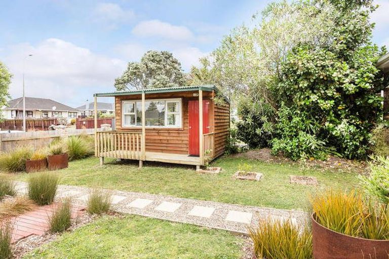 Photo of property in 18 Kervil Avenue, Te Atatu Peninsula, Auckland, 0610