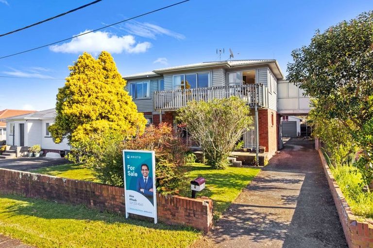 Photo of property in 9 Tiki Street, New Lynn, Auckland, 0600